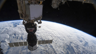 Illustration for article titled ISS Crew Temporarily Confined to Russian Module as Engineers Hunt for Pesky Air Leak